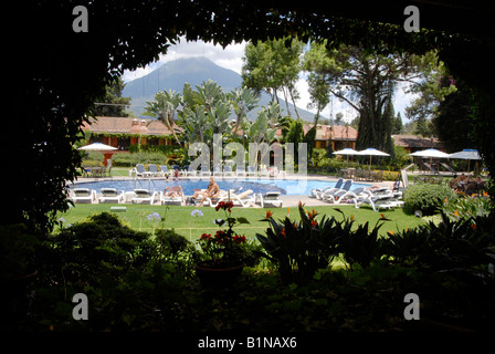 GUATEMALA i turisti occidentali presso la piscina di un hotel di lusso nella città coloniale di Antigua Foto Julio Etchart Foto Stock