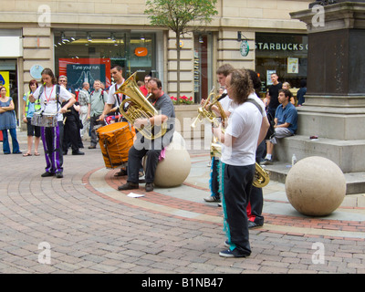 Musicisti in un centro della città Foto Stock
