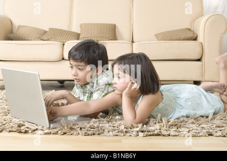 Un ragazzo e una ragazza con un laptop Foto Stock