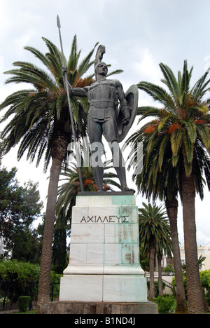 Achille come custode del palazzo in giardini di Achilleion - Imperatrice Elisabeth Amalie Eugenie (Sissi) Palace, l'isola di Corfù, Grecia Foto Stock