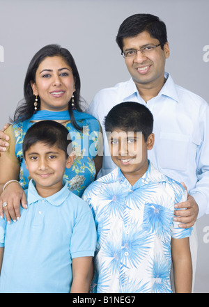 Ritratto di una famiglia in posa e sorridente Foto Stock