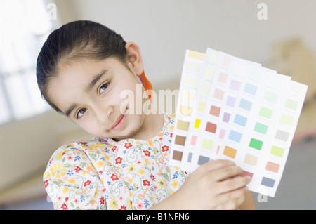 Ritratto di una ragazza con i campioni di colore Foto Stock