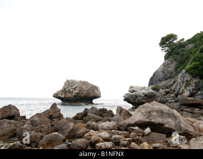 Mar Ionio visto dal litorale roccioso vicino a Sinarades città sull'isola greca di Corfù Foto Stock