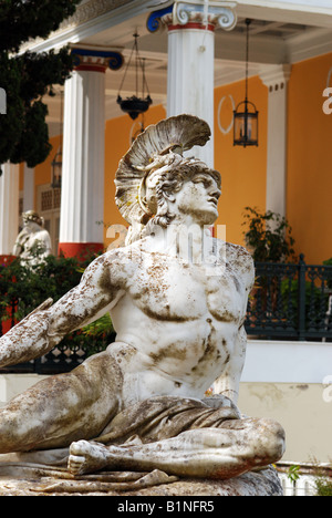 Achilleas Thniskon (morire Achille) statua in marmo in Imperatrice Elisabeth (Sissi) Palazzo chiamato Achilleon, l'isola di Corfù, Grecia Foto Stock