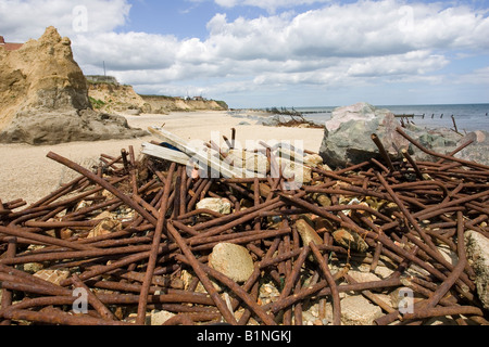 Resti delle difese del mare dopo grave erosione costiera Happisburgh Costa North Norfolk REGNO UNITO Foto Stock