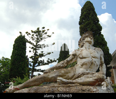 Achilleas Thniskon (morire Achille) statua in marmo in Imperatrice Elisabeth (Sissi) Palazzo chiamato Achilleon, l'isola di Corfù, Grecia Foto Stock