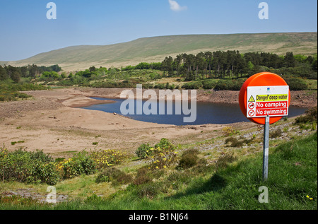 Un no camping, nessun segno di nuoto a Neuadd inferiore serbatoio nel Parco Nazionale di Brecon Beacons Powys South Wales UK Foto Stock