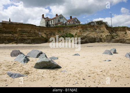 Collassare case sul bordo scogliera grave erosione costiera Happisburgh Costa North Norfolk REGNO UNITO Foto Stock
