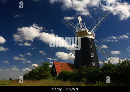 Tower Mill a Burnham Overy Staithe sulla Costa North Norfolk. Foto Stock