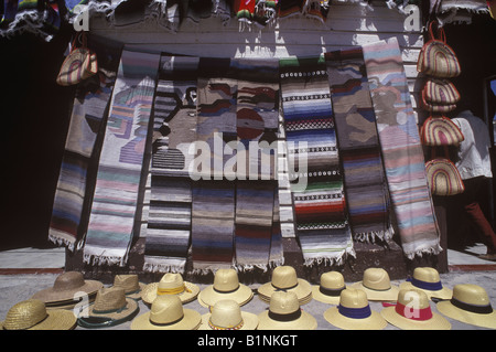 Messicano mercato all'aperto la vendita di fatto a mano locali coperte messicano oggetti tessuti e cappelli etc Messico Foto Stock