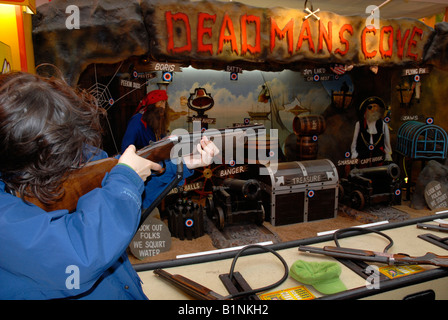 Donna con la pistola a shooting gallery, Pier, Weston super Mare, Somerset, Inghilterra, Regno Unito Foto Stock