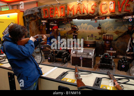 Donna con la pistola a shooting gallery, Pier, Weston super Mare, Somerset, Inghilterra, Regno Unito Foto Stock