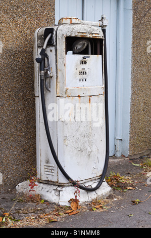 Un vecchio in disuso della pompa benzina Foto Stock