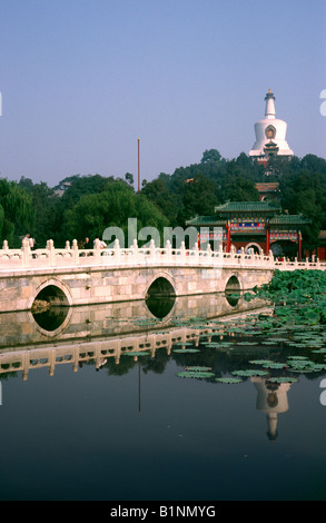 Ott 1, 2006 - Il Dagoba bianco (Bai Ta) su Jade isolotto di Pechino al Parco Beihai. Foto Stock