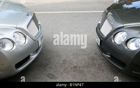 Due Bentley auto di lusso parcheggiato il naso a naso in London street Foto Stock