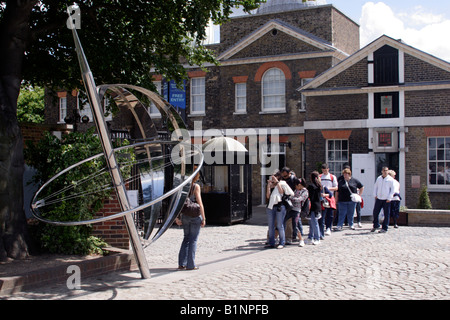 I turisti fotografare la vicenda al primo meridiano linea Osservatorio Reale di Greenwich Giugno 2008 Foto Stock