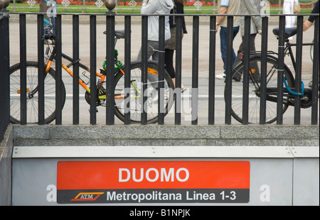 Segno in ingresso della metropolitana metropolitana stazione ferroviaria in Piazza del Duomo a Milano Foto Stock