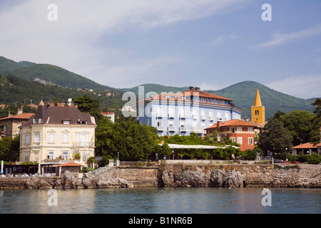 Lovran Istria Croazia Europa vista Offshore di antica città fortificata edifici sul golfo di Kvarner sulla Costa Azzurra Foto Stock