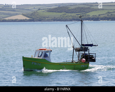 Piccola barca da pesca di uscire in mare Foto Stock