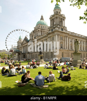 Lavoratori Godetevi il pranzo sotto il sole del Belfast City Hall Ulster Irlanda del Nord Foto Stock