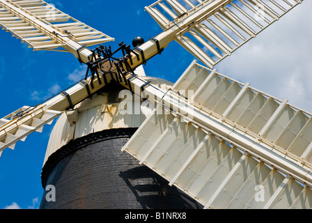 Il mulino a vento di Tuxford vele contro il cielo blu. Foto Stock