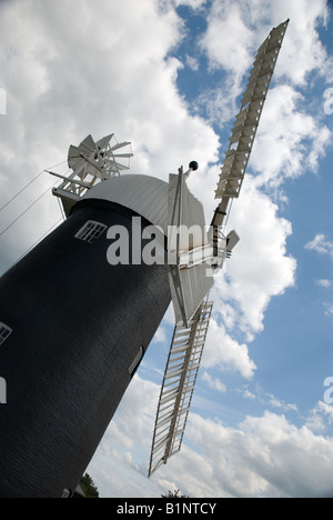 Il mulino a vento di Tuxford vele contro il cielo blu. Foto Stock