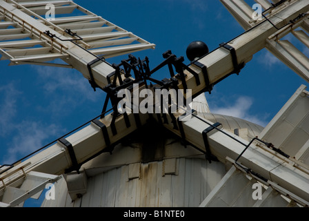 Il mulino a vento di Tuxford vele contro il cielo blu. Foto Stock