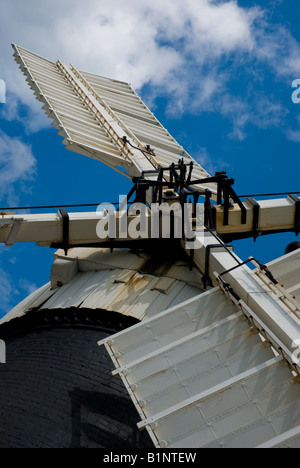 Il mulino a vento di Tuxford vele contro il cielo blu. Foto Stock