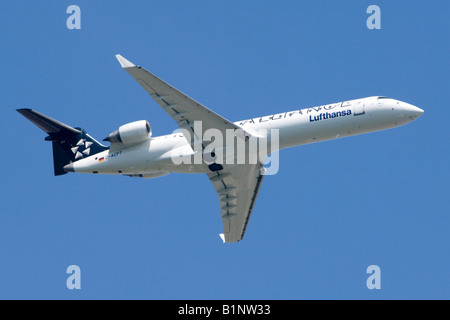 Bombardier CRJ-700 jet regionale operati da Star Alliance/Lufthansa arrampicata fuori dall'Aeroporto di Londra Heathrow Foto Stock