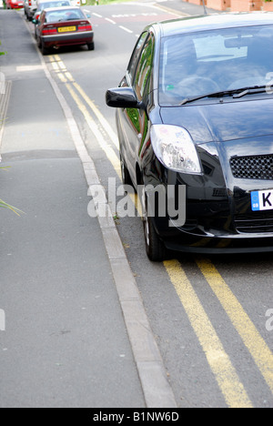 Macchina parcheggiata su doppio giallo linee. Foto Stock