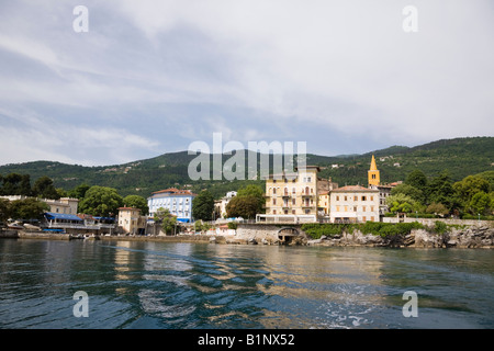 Lovran Istria Croazia Europa vista Offshore di antica città fortificata edifici su Kvarner Gulf Coast Foto Stock