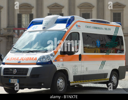 Moderne ambulanze nel centro di milano lombardia italia Foto Stock