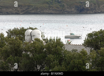 Due sculture di testa sulla parte superiore del Salvador Dali's Home, ora un museo, Port Lligat, Cadaques, Spagna Foto Stock