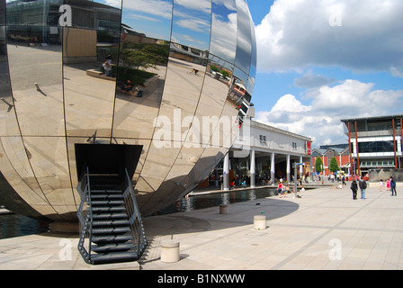 Sfera specchiata Planetarium, a Bristol, Millennium Square, Harbourside, Bristol, Inghilterra, Regno Unito Foto Stock