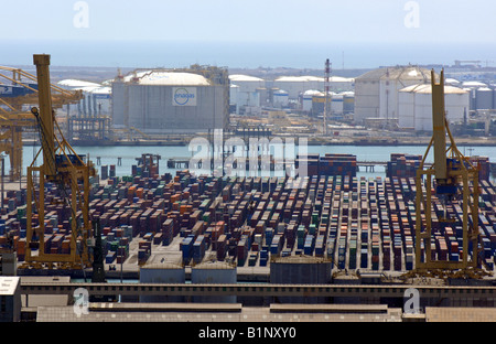 Il Porto di Barcellona, contenitori di trasporto attendono, Barcellona Spagna Foto Stock