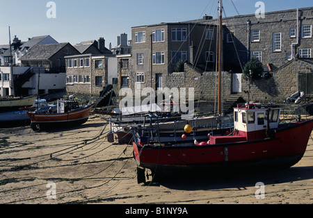 Il porto con la bassa marea Hugh Town St Marys Isole Scilly Foto Stock