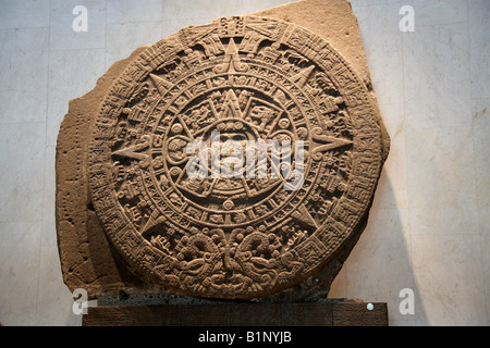 L'Aztec Pietra del sole, Museo Nazionale di Antropologia e il parco Chapultepec, Città del Messico. Foto Stock