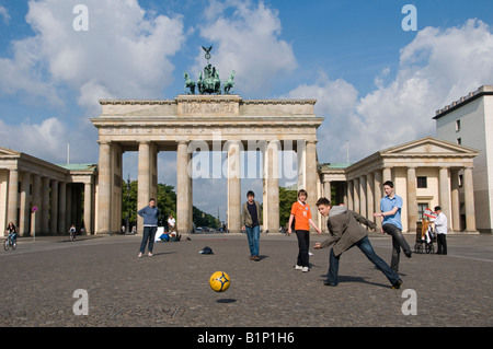 I bambini che giocano a calcio di fronte al BRANDENBURGER TOR branderburg gate in Pariser Platz Berlino Germania Foto Stock