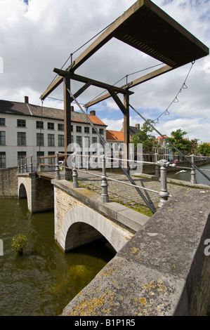 Il vecchio ponte sul canal Potterierei Bruges Belgio Foto Stock