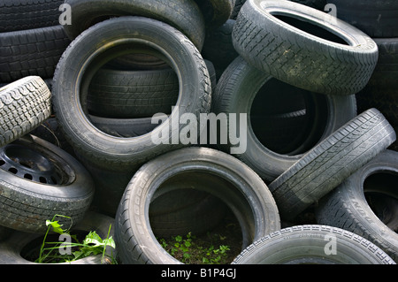 Pneumatici usurati in un palo pronto per il riciclo di raccoglitore. Uso editoriale. (Nomi di marca ancora su pneumatici). Foto Stock