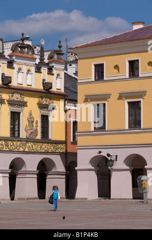 Colorate e case ristrutturate in Città Vecchia Zamosc Polonia Foto Stock