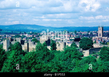 Ludlow Castello medievale chiesa e città Shropshire England Regno Unito townscape paesaggio paesaggio travel Foto Stock