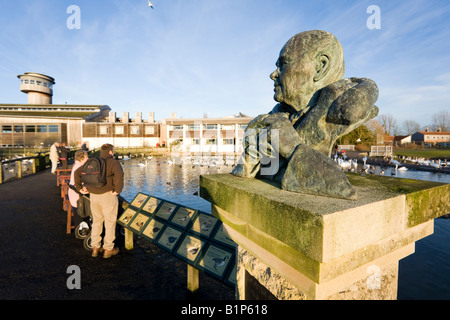 Scultura di Sir Peter Scott all'Wildfowl & Wetlands Trust Slimbridge Wetland Centre, GLOUCESTERSHIRE REGNO UNITO Foto Stock