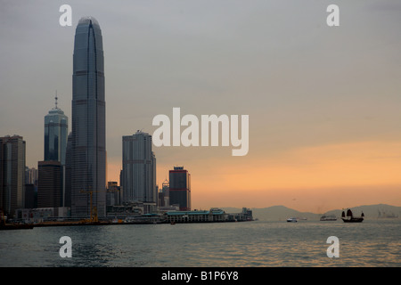 Admiralty Central e Sheung Wan grattacieli del distretto di Hong Kong al crepuscolo Foto Stock