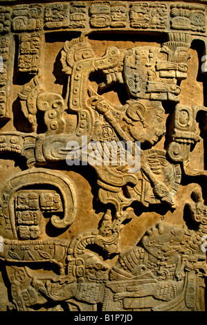 Bas-relievo precolombiano 25 Yaxchilan Lady K'ab'al Xook che evoca il serpente della visione rituale di sanguinamento sanguinamento rituale 725 d.C. British Museum Foto Stock