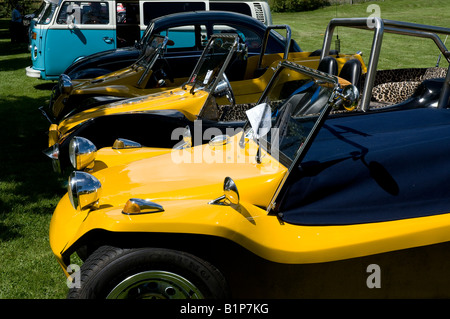 Una fila di parcheggiato volkswagen veicoli base Foto Stock