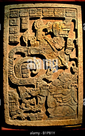 Bas-relievo precolombiano 25 Yaxchilan Lady K'ab'al Xook che evoca il serpente della visione rituale di sanguinamento sanguinamento rituale 725 d.C. British Museum Foto Stock