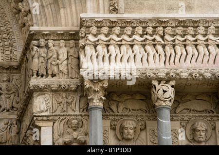 Dettaglio del lato della porta principale sulla facciata ovest della cattedrale di St Trophime, Place de la Republique, Arles, Provenza. Foto Stock