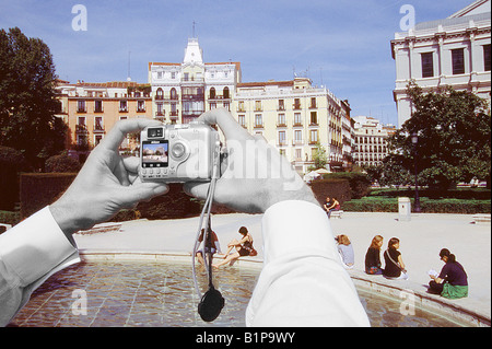 Mani che prendono la fotografia della Plaza Oriente. Madrid. Spagna. Foto Stock