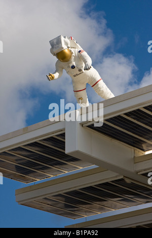 Astronauta statua sul Ticket Booth tetto presso la John F Kennedy Space Center di Cape Canaveral Florida Foto Stock